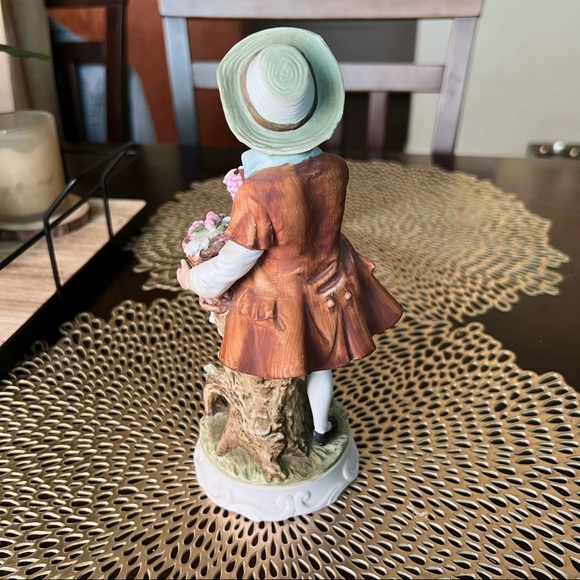 Napcoware Classic Gallery #8567 Porcelain Figurine: Grape Picker - Picture 3 of 10